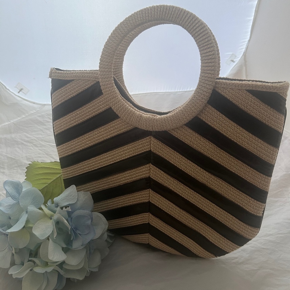 Vintage Liz Claiborne Black and Cream Chevron Flat Bag with Hoop Handles